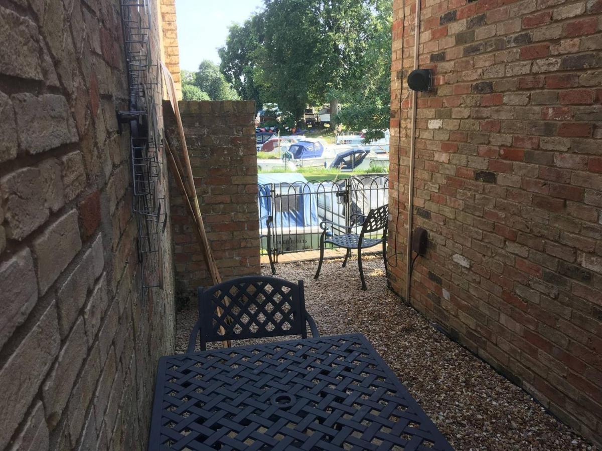 River Courtyard Apartment In The Heart Of Stneots Saint Neots Kültér fotó